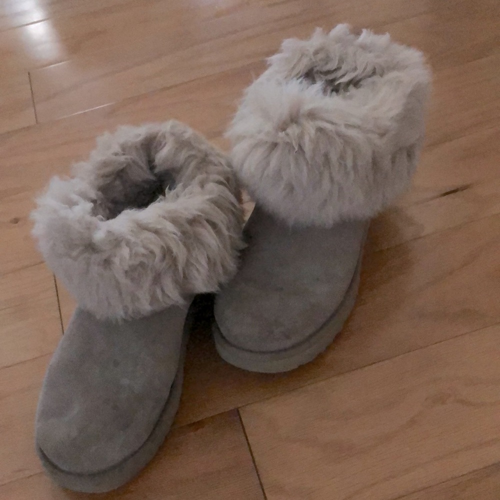 Womens UGG Boots w/ faux fur trim and shearling lining